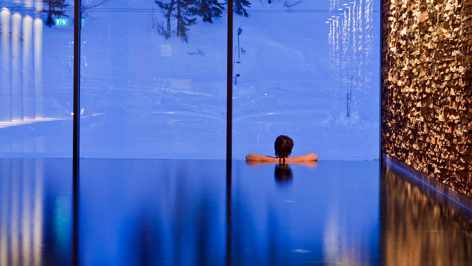 Person badar i pool på Copperhill i Åre