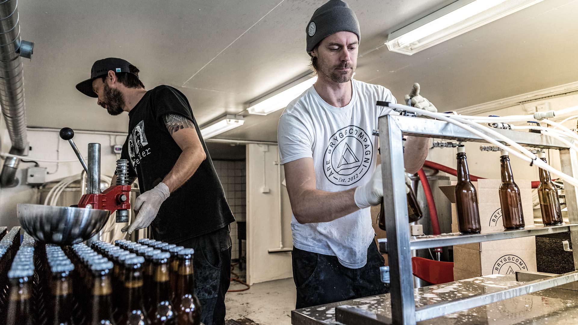 Two persons producing beer att Åre Bryggcompagni