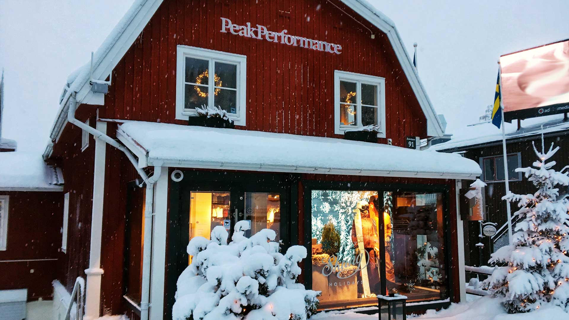 Peak Performance General Store på Åre torg i vinterlandskap