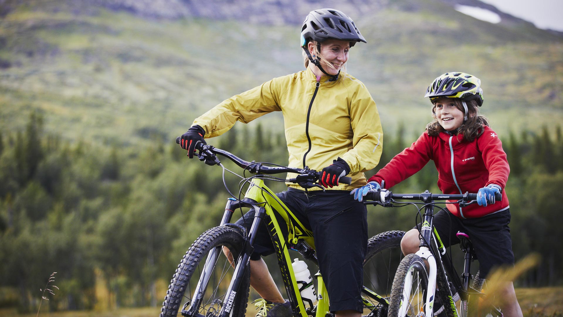 Två cyklister ute på stigcykling i Åre
