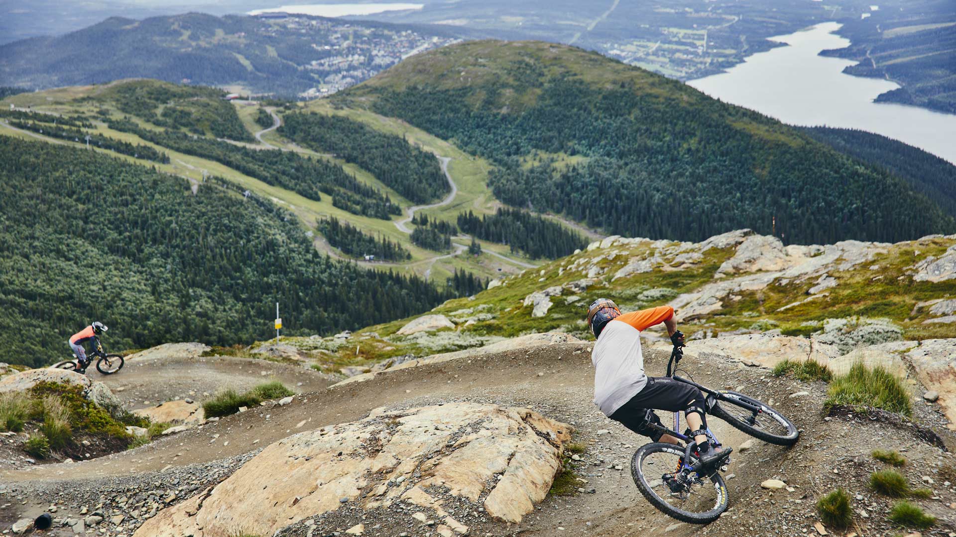 Downhillcyklist på väg ner från Åreskutan en solig sommardag