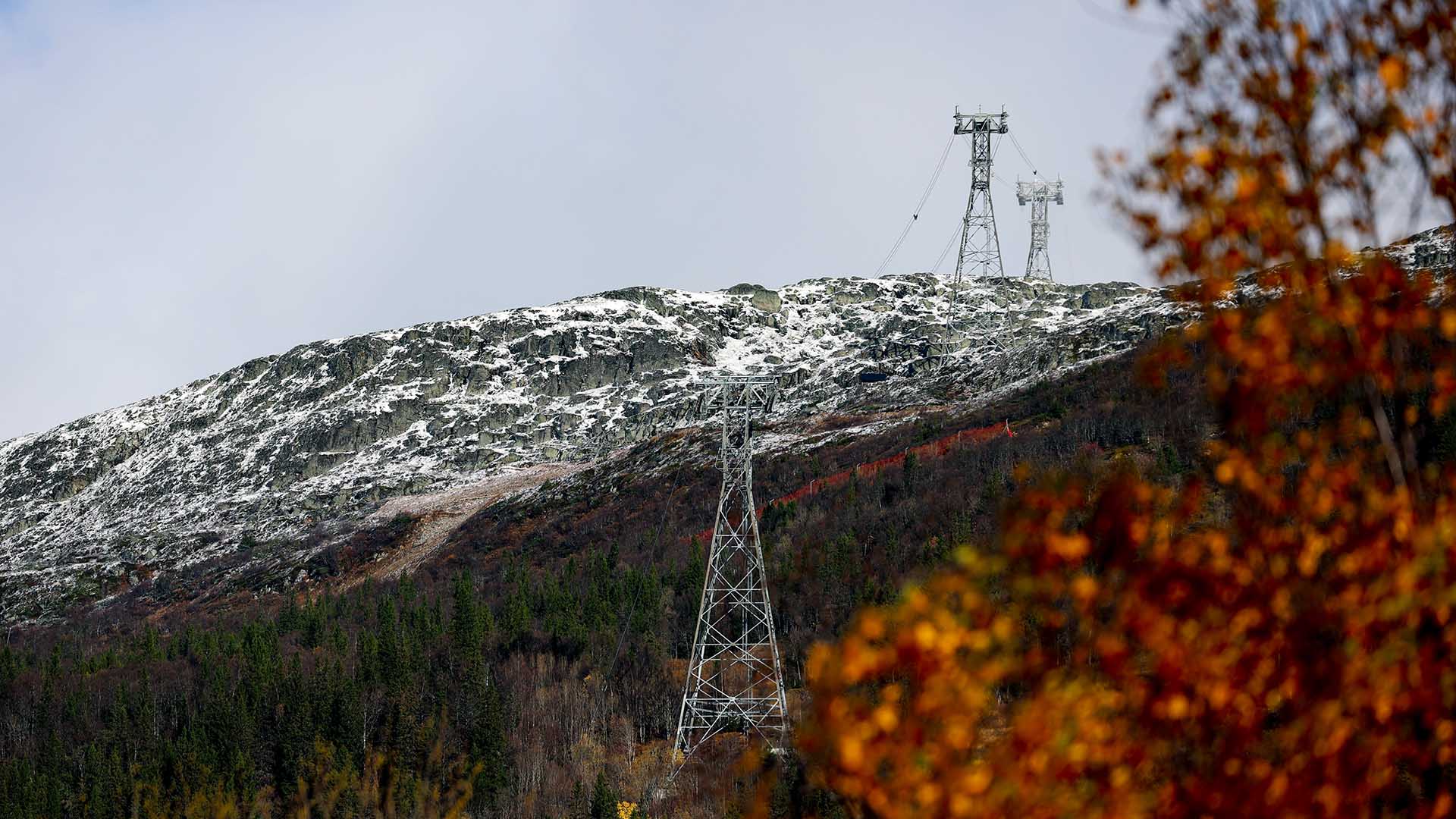 Kabinbaran i Åre under höst med snötäckta toppar.
