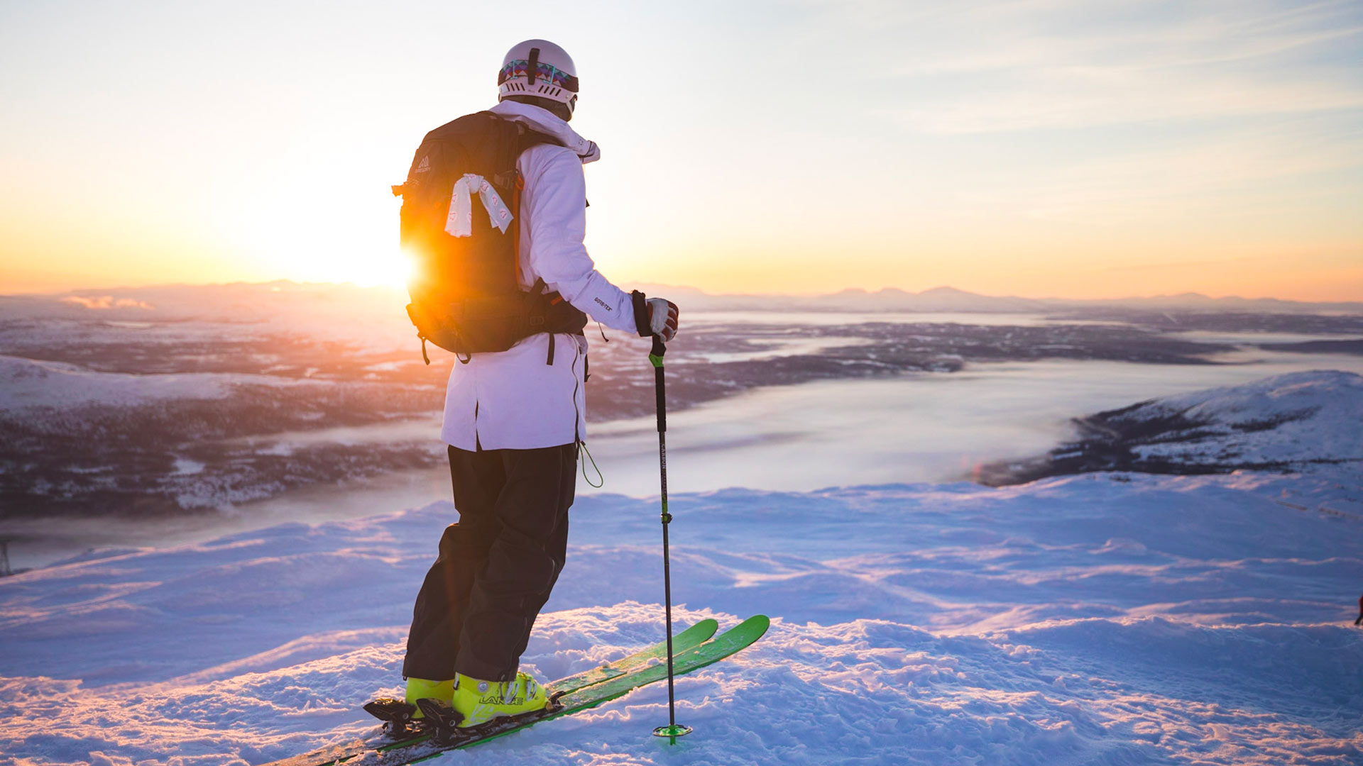 Skidåkning i Åre i solnedgång på fjället