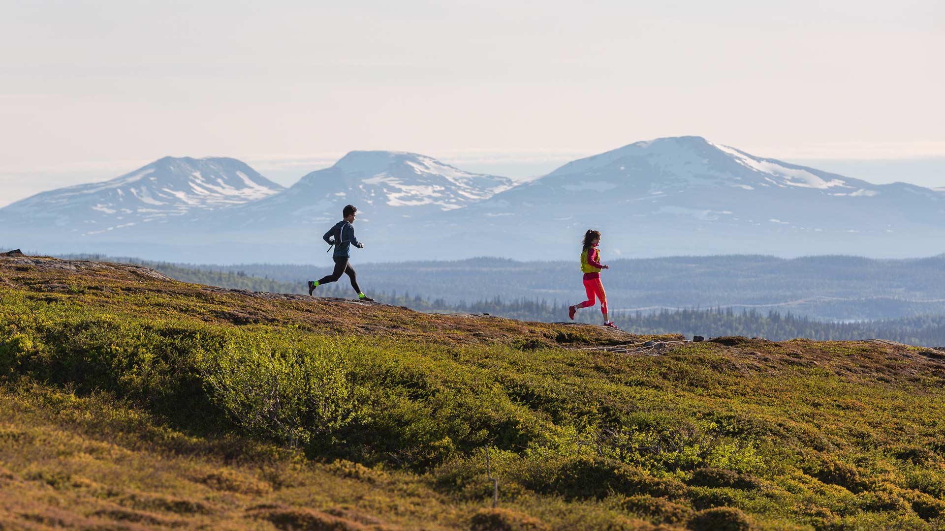 Two runners on the mountain at Åre Fjällmaraton