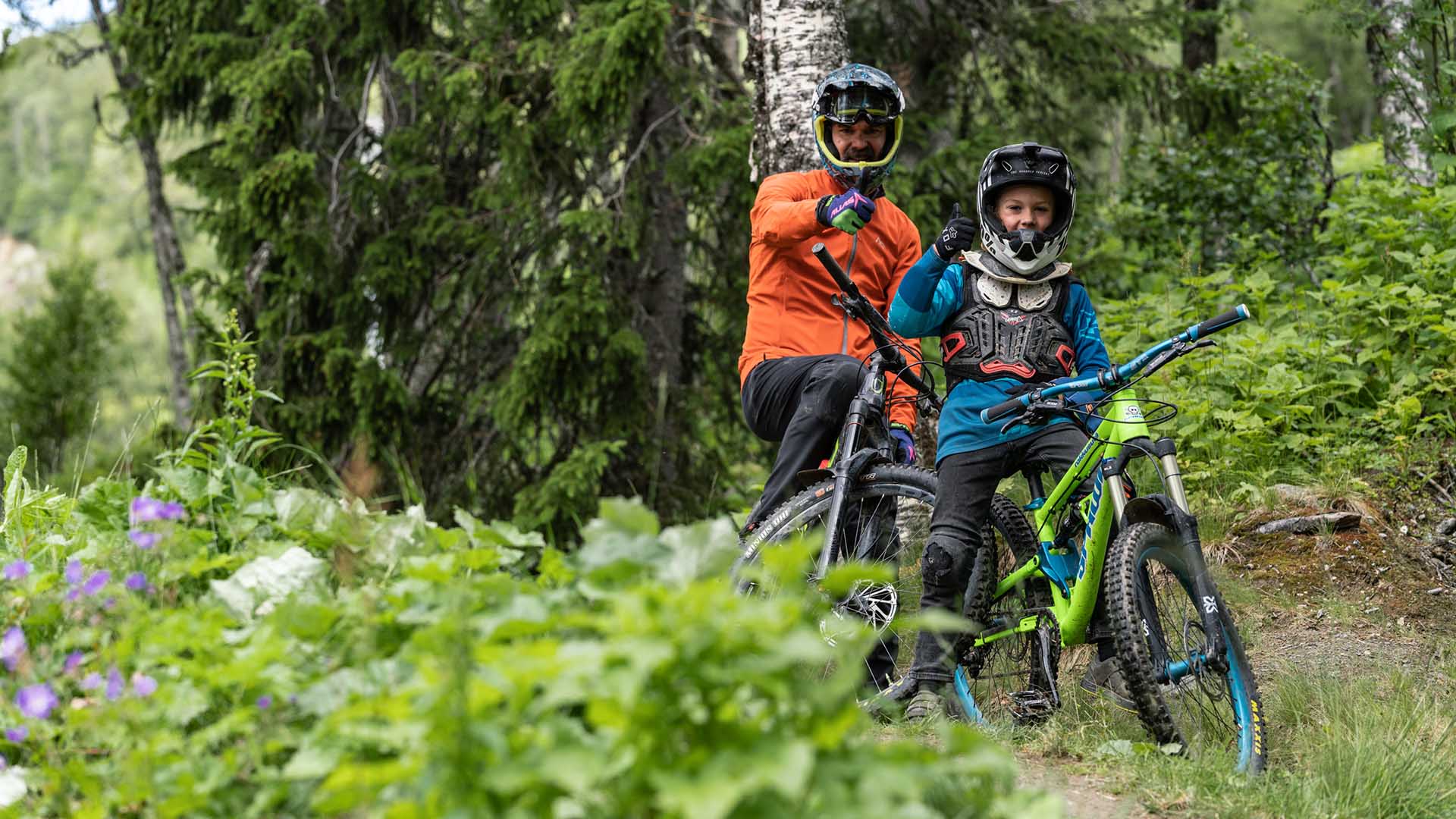 Två downhillcyklister i Åre gör tummen upp mot kameran