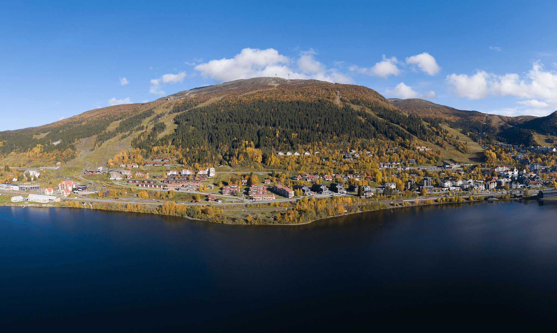 Panoramabild över Åre och Åresjön.