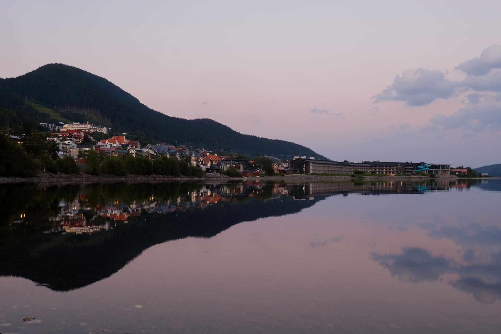 Sommar 2021 i Åre, vy från Åresjön över Åre by