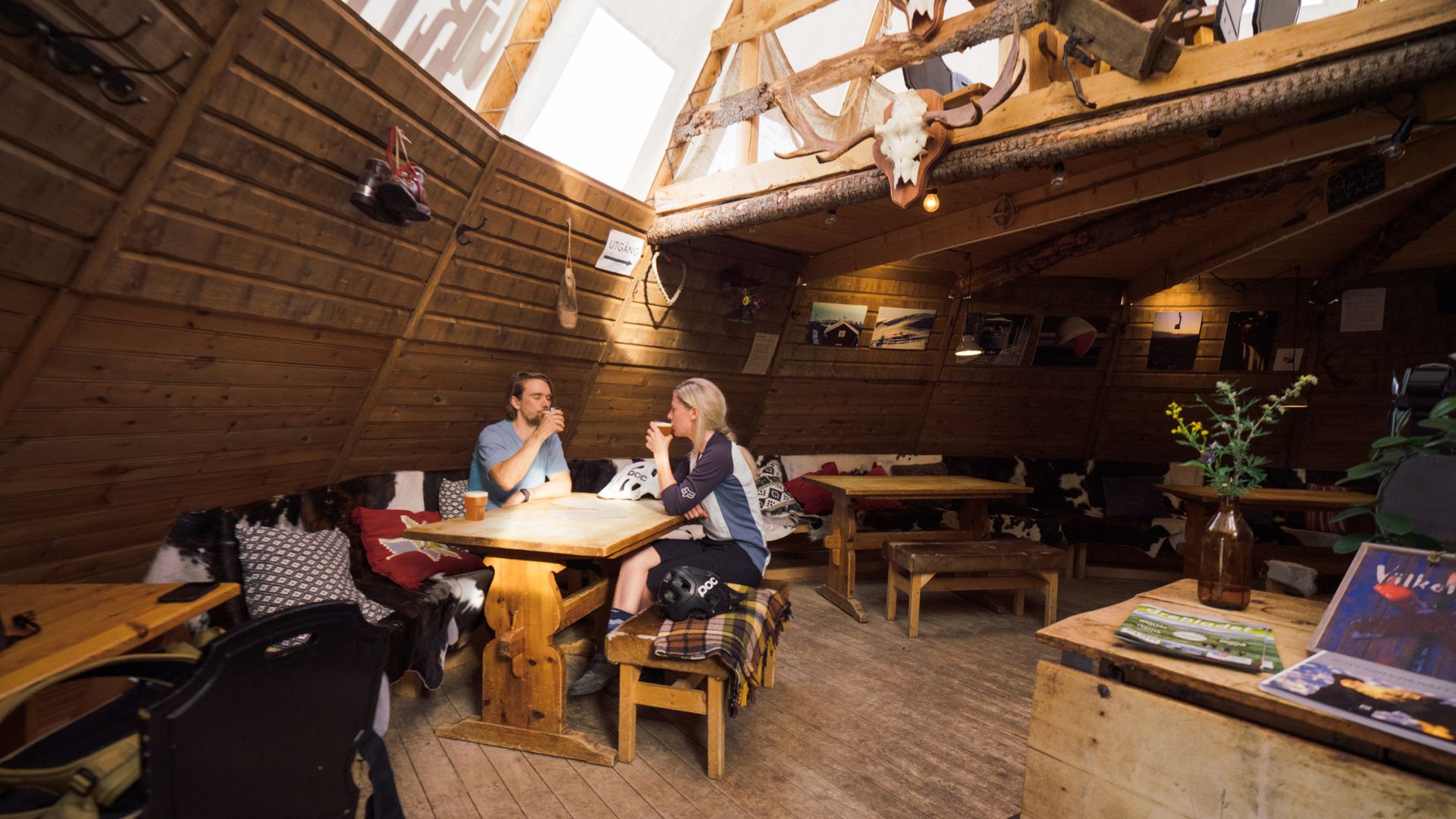 Två cyklister som stannat på en fika på ett café