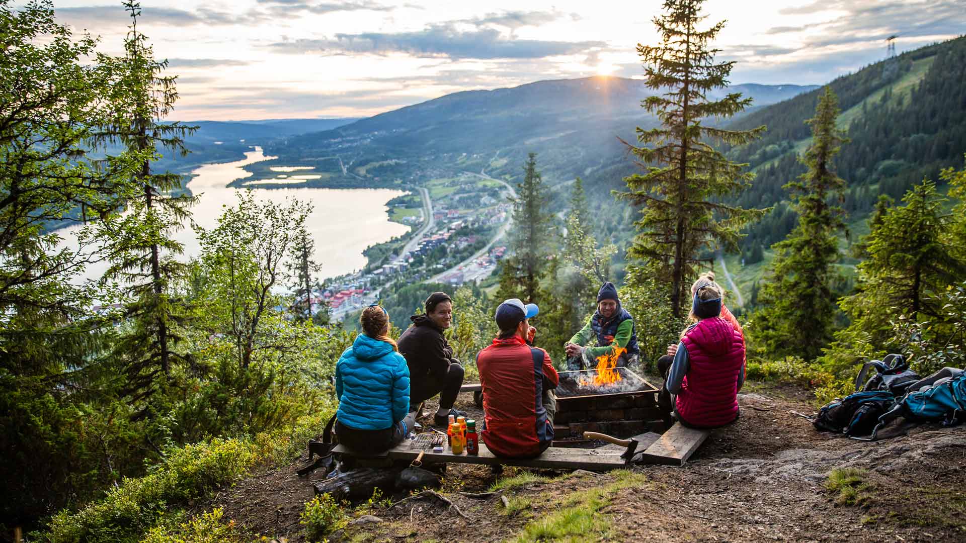 Ett gäng sitter på Nalleklippan i Åre och äter middag