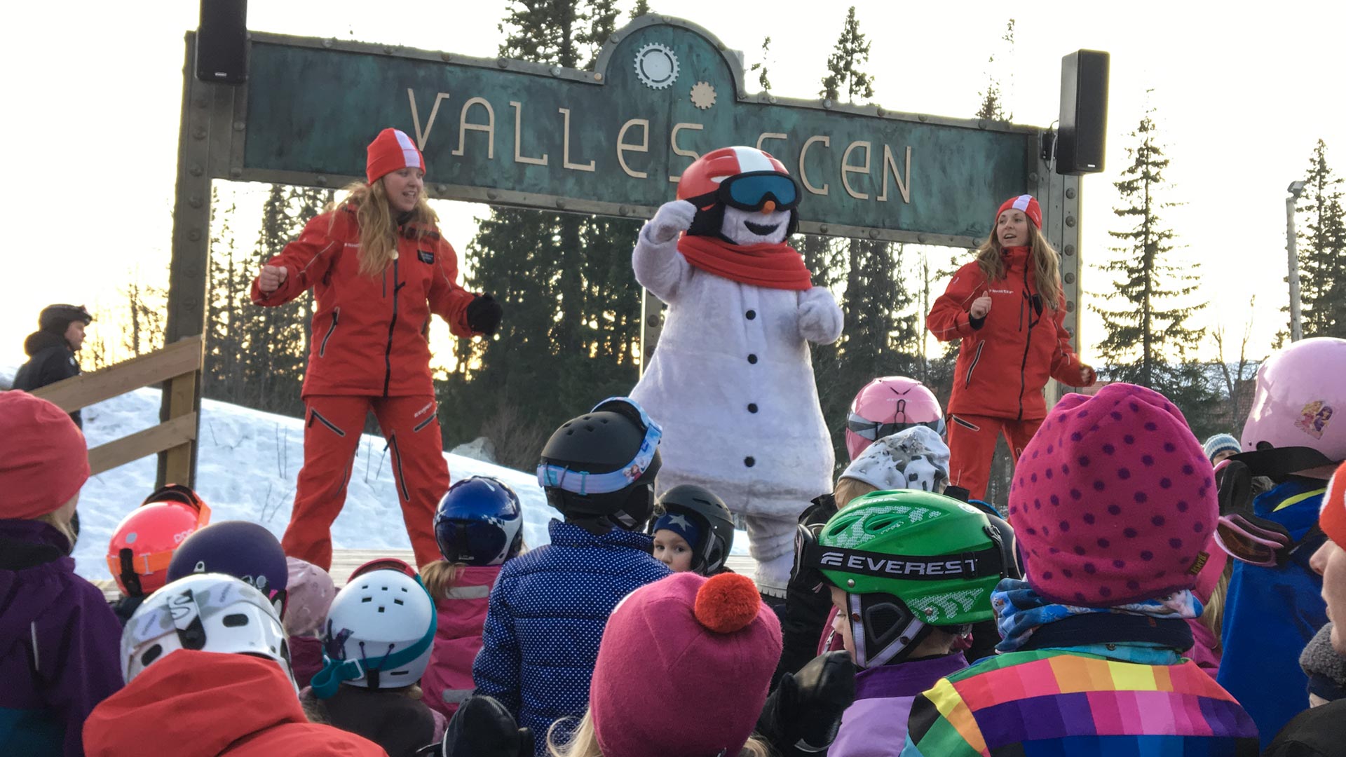 Children hanging out on Valles after ski