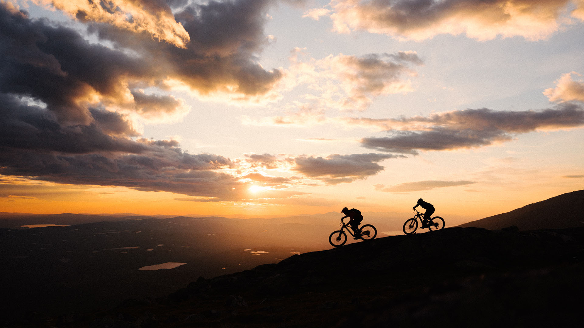 Cyklister i solnedgång på Åreskutan