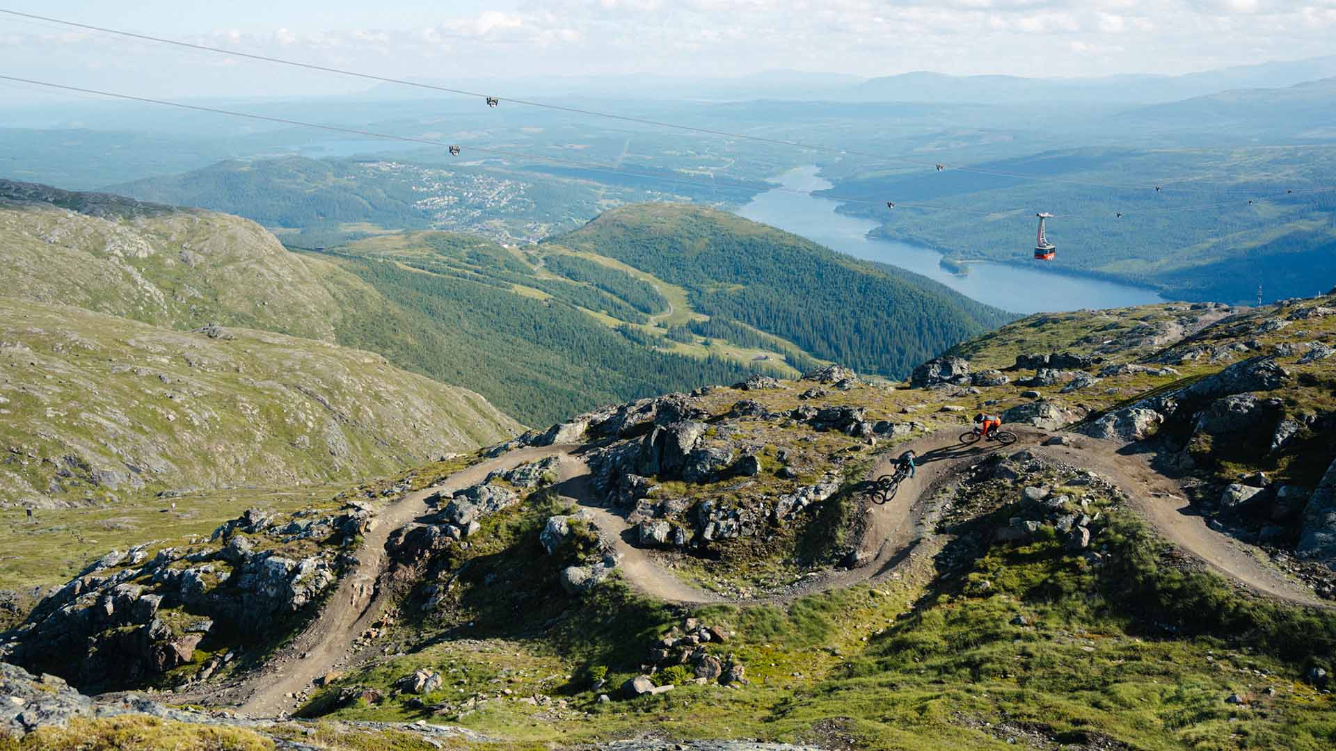 Vy från toppen av Åreskutan och bike park en solig sommardag