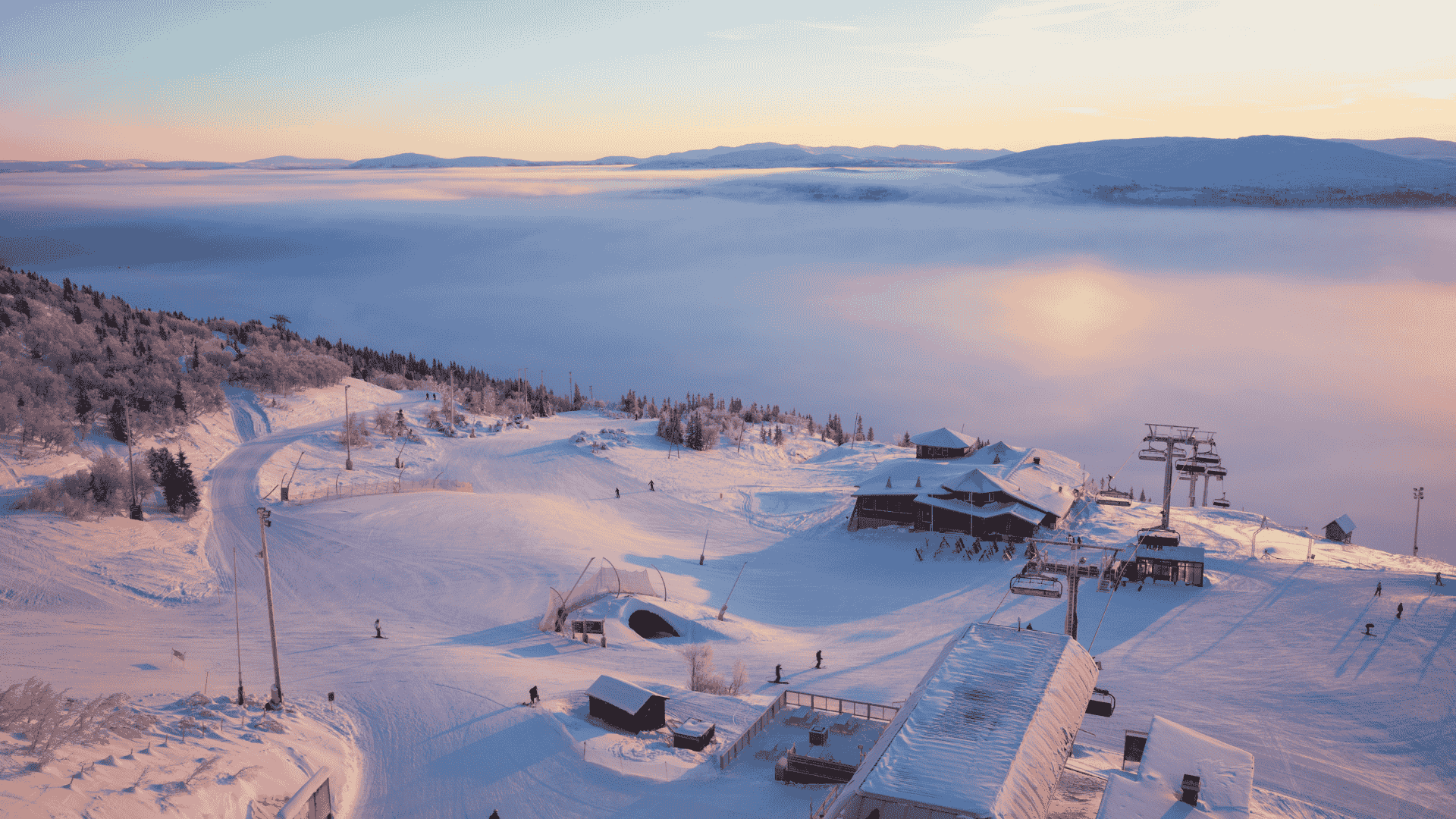 Vy från Åreskutan en krispig vinterdag i solnedgång