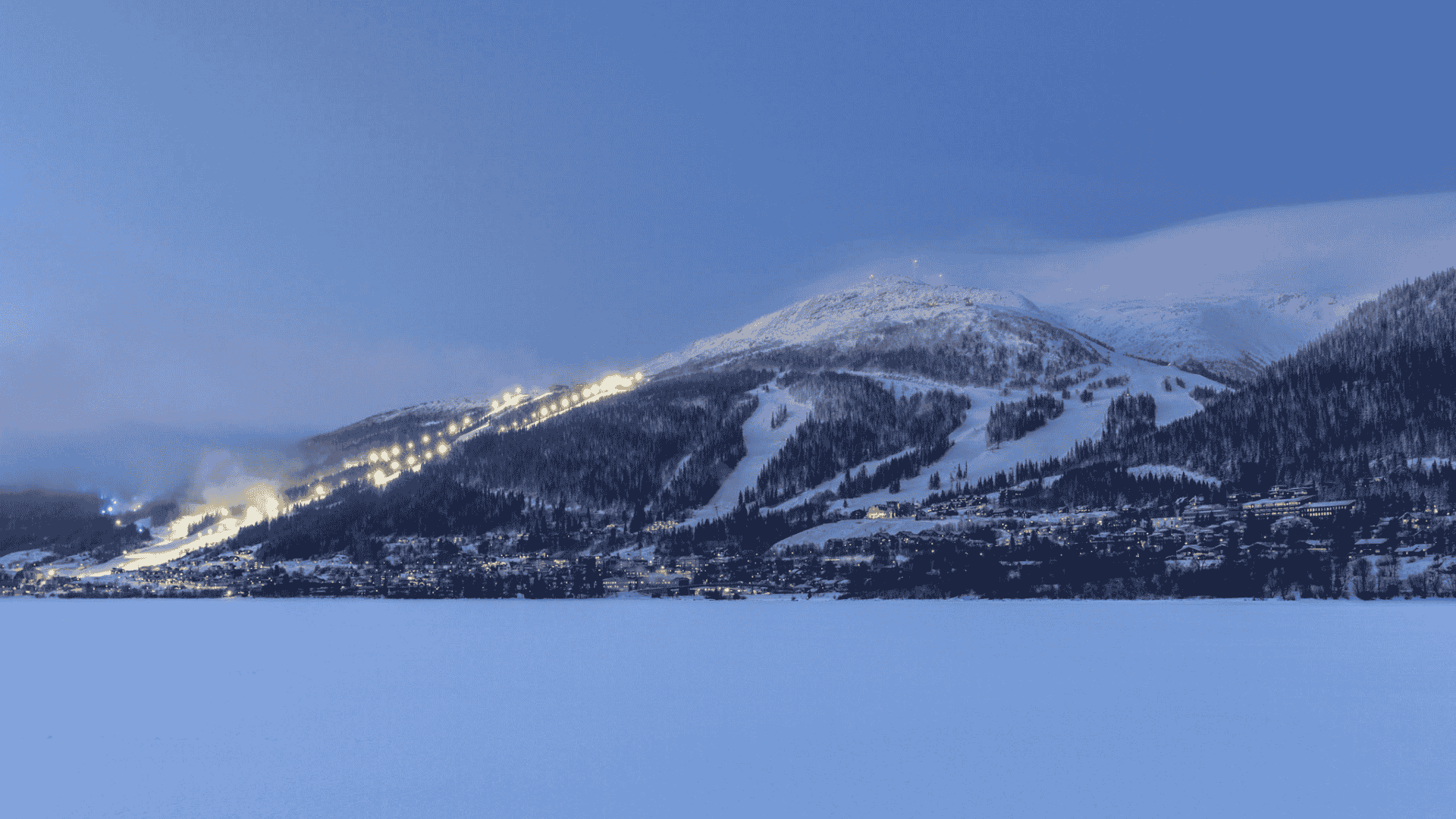 Vy över Åre by och Åreskutan en tidig vinterkväll