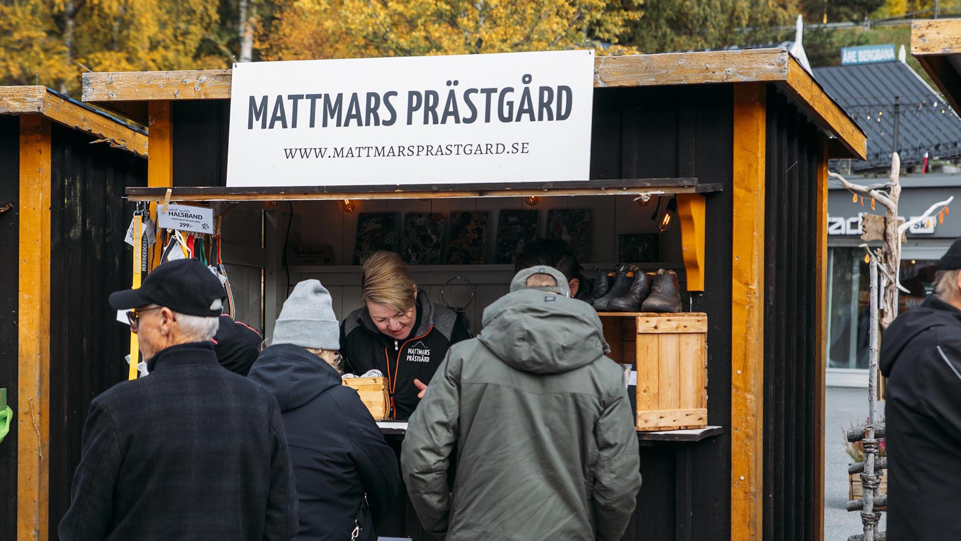 Åre Höstmarknad, folk står i kö till en bod.