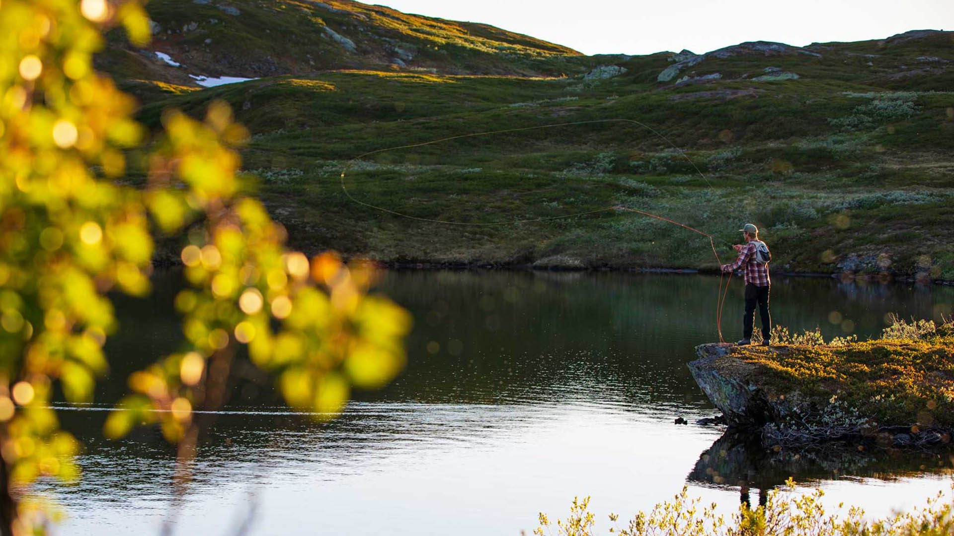 Flugfiskare i eftermiddagsljus i Åre