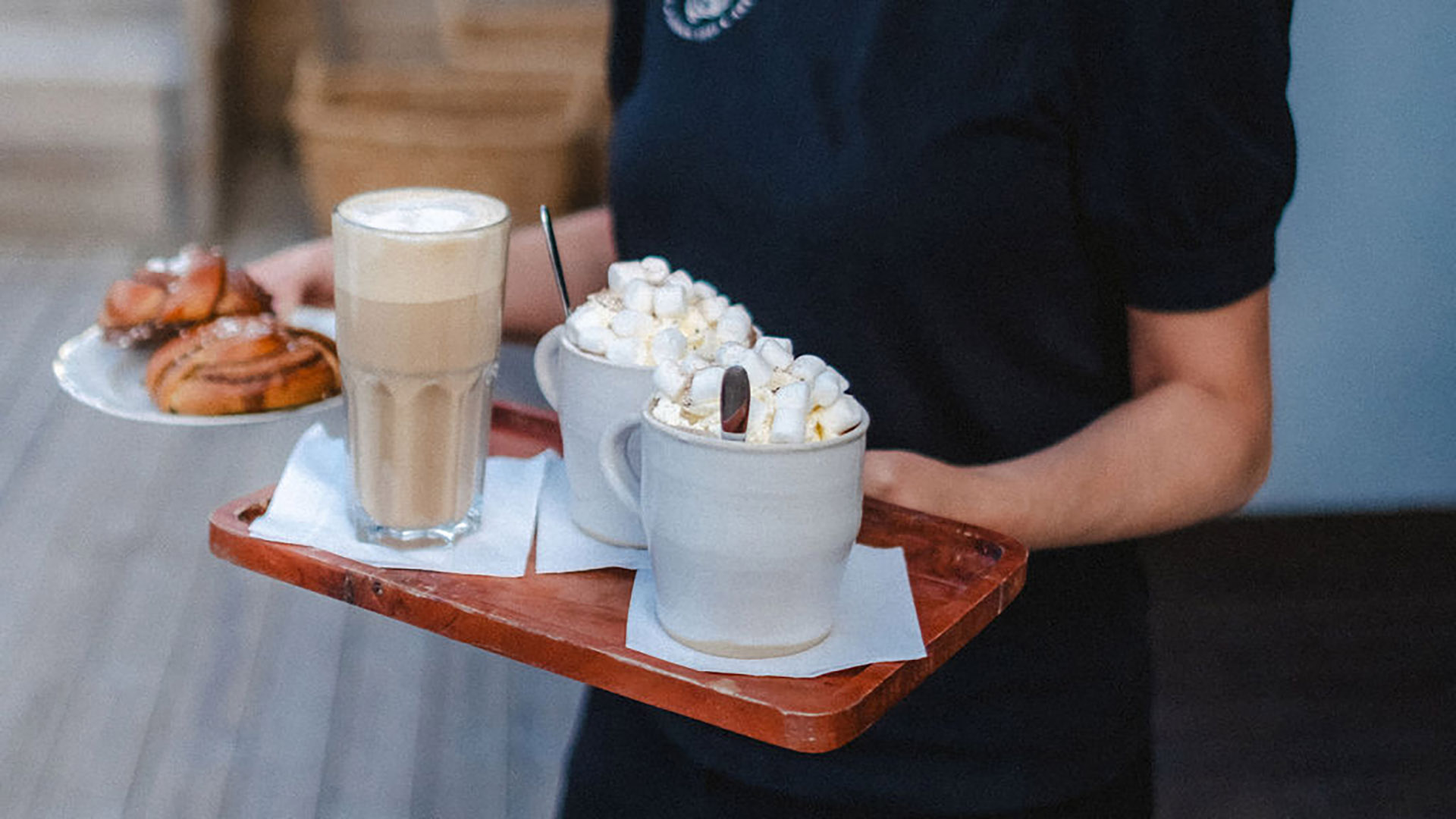 Serveringsfat med varm choklad