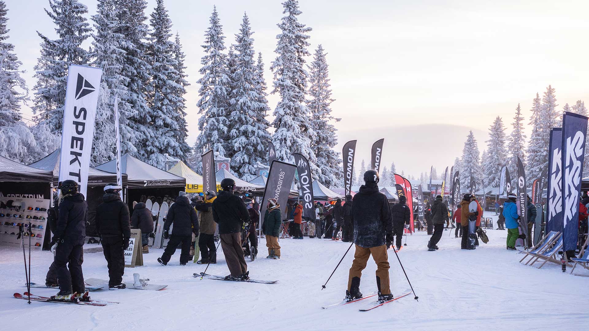 Skidtest i Åre, personer i kö till olika skidmärken