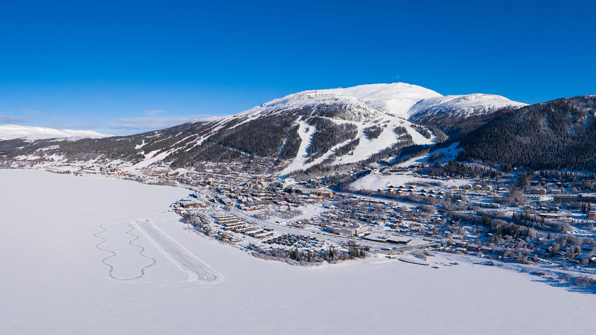 Åre by och Åreskutan i solsken