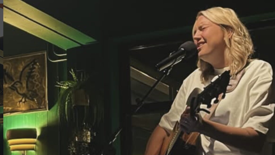 Alicia spelar live på Carins Krog