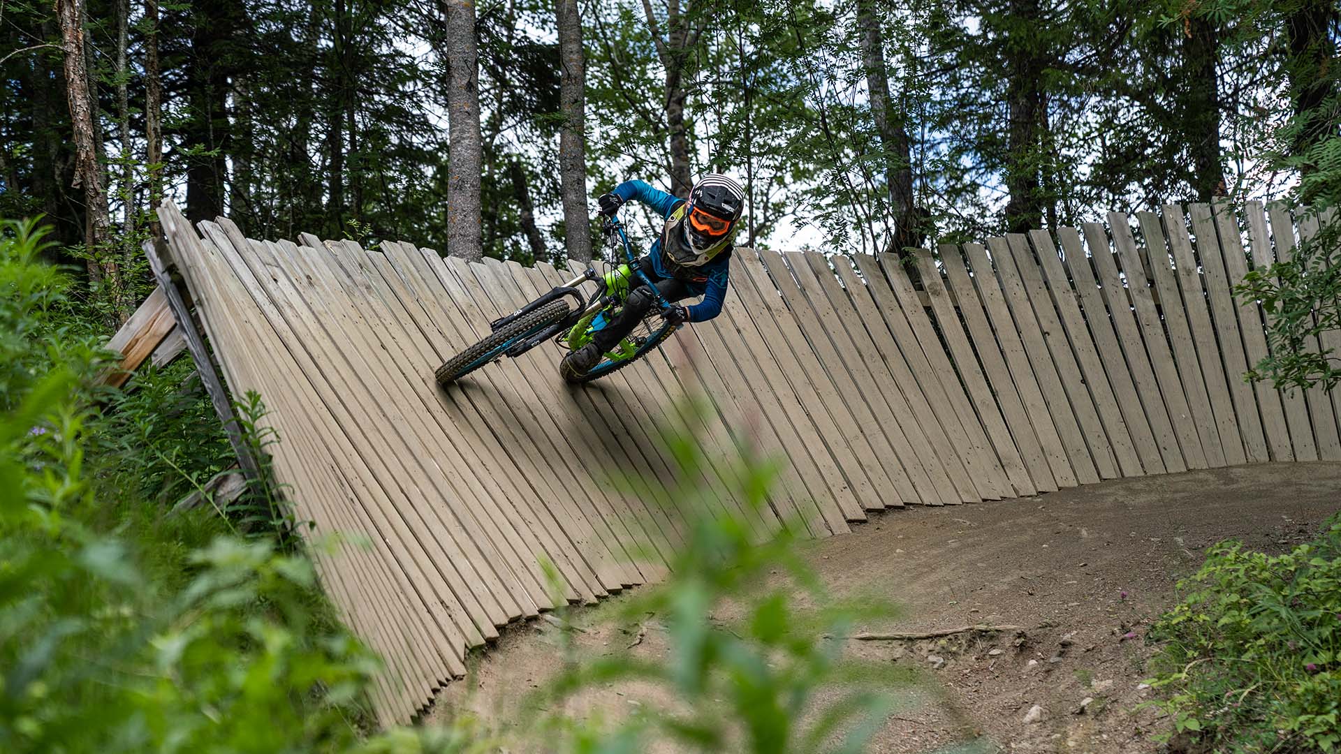 Cyclist going high on Åre bike park.