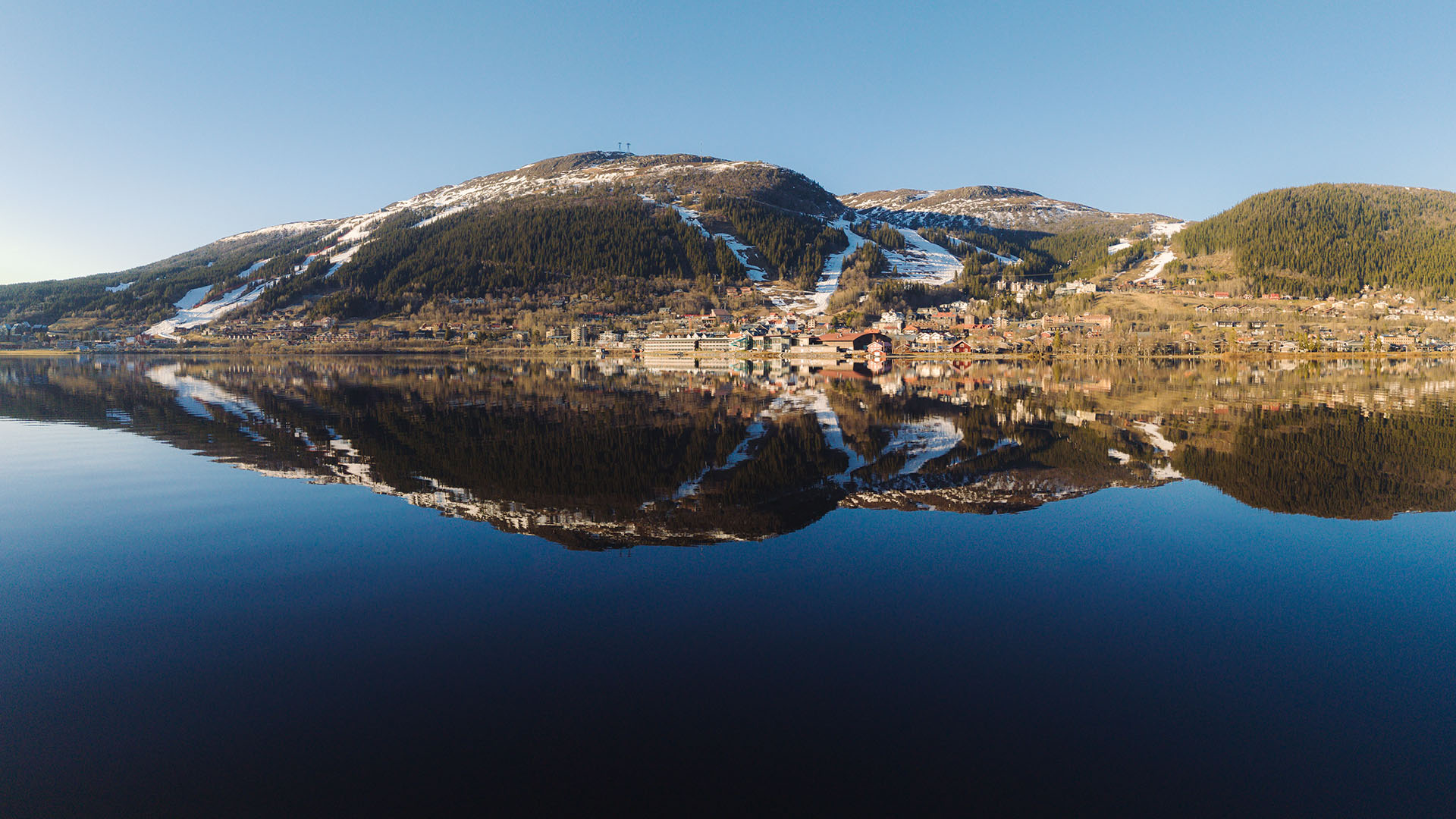 drönarfoto från åresjön som visar hela åre en stilla vårdag