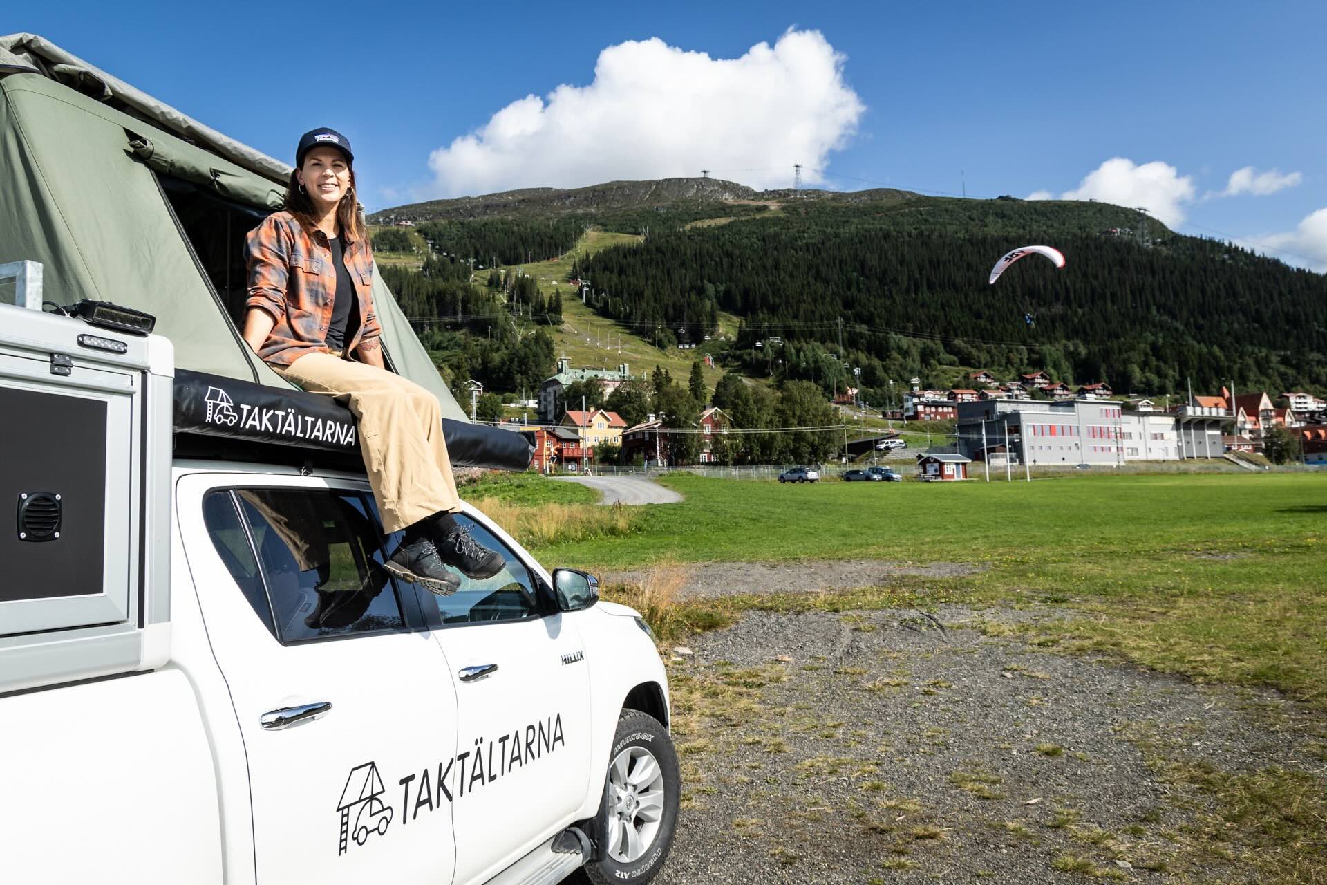 Person som sitter i ett taktält i Åre