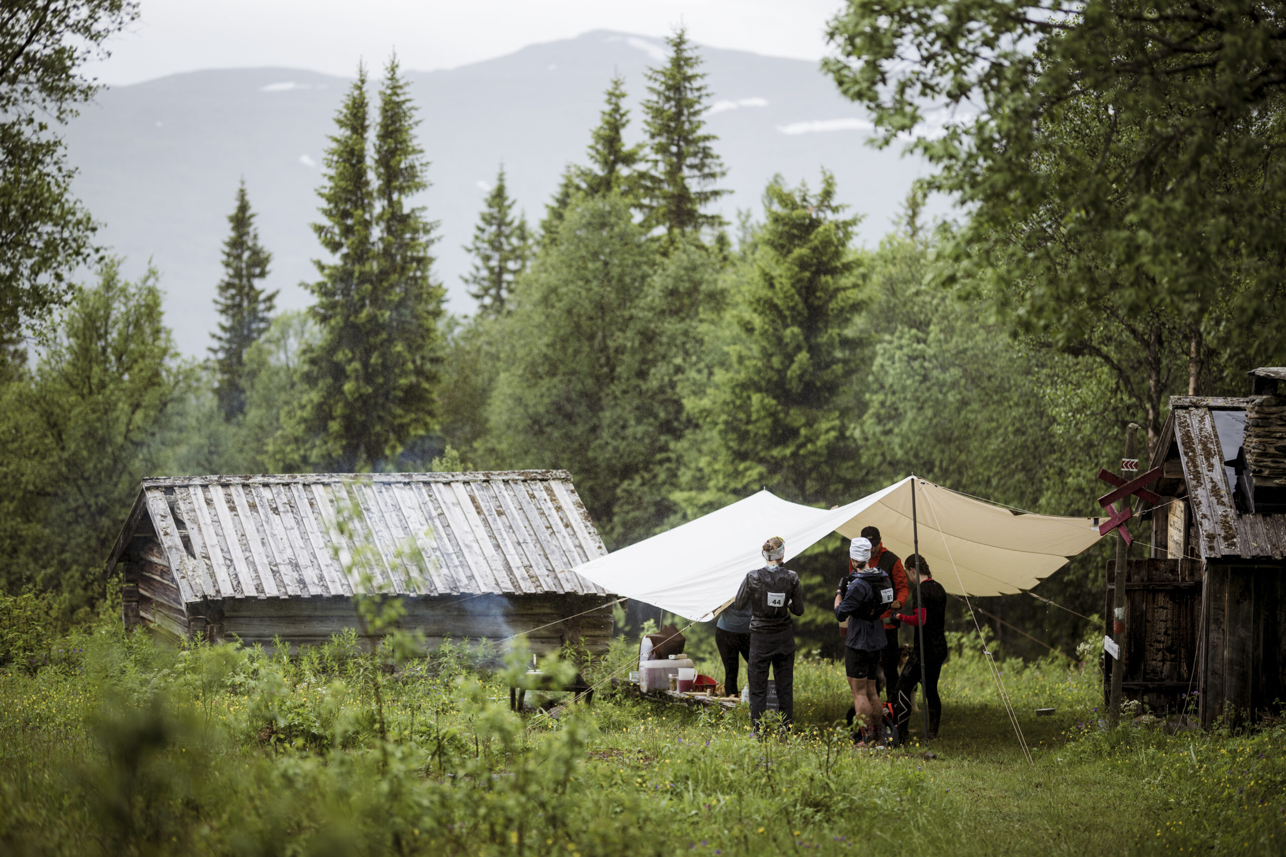 matstation under fjällmaraton gastronomi med ett tält där lokala mathantverkare bjuder på smakbitar.