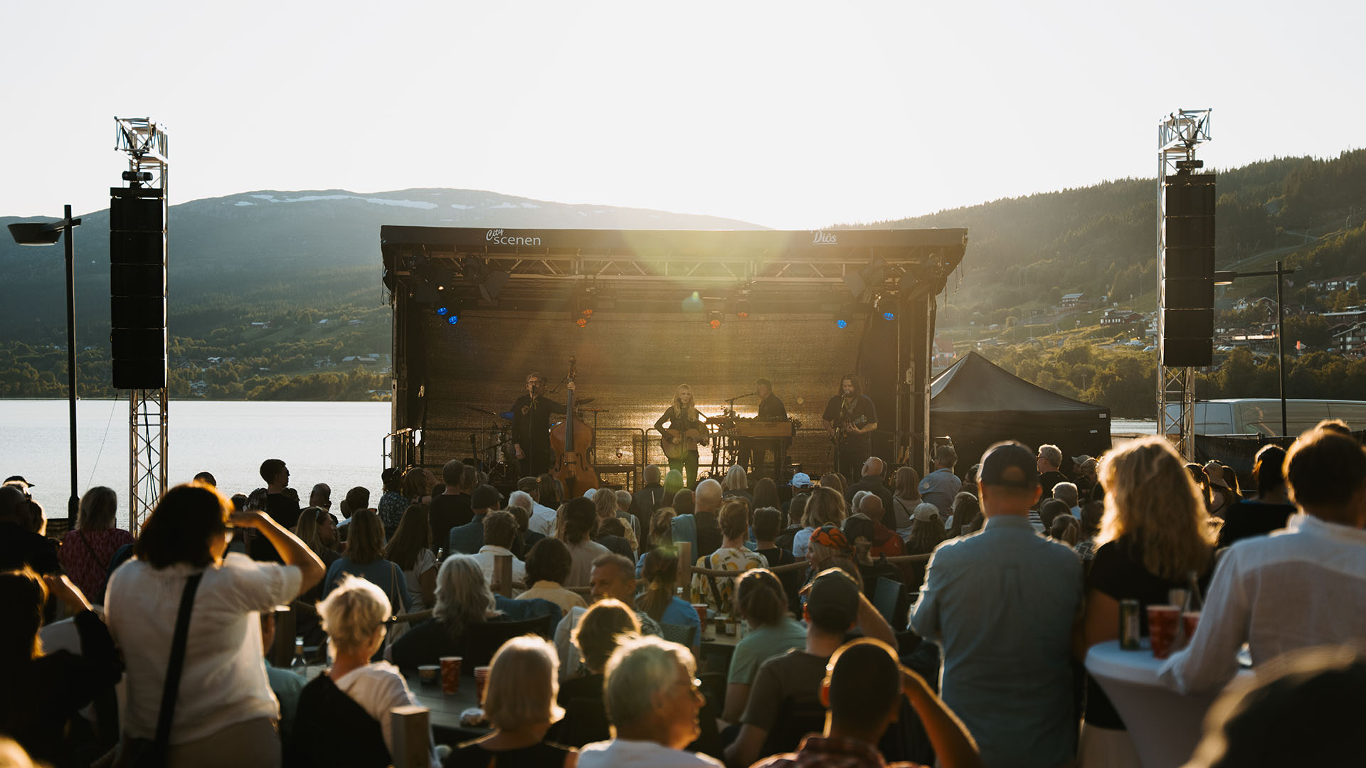 Scen med artist och folkhavet utanför Holiday Club