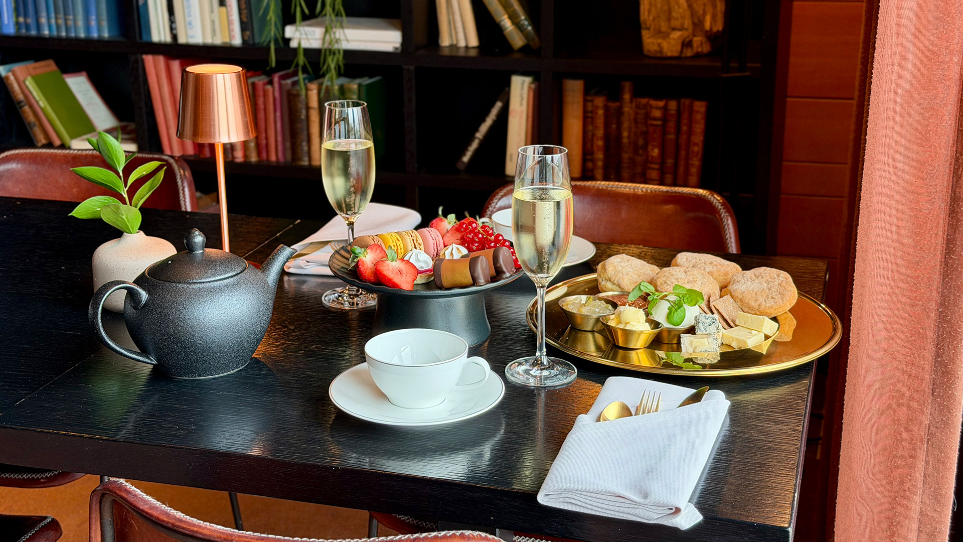 Bord uppdukat för afternoon tea på Copperhill i Åre