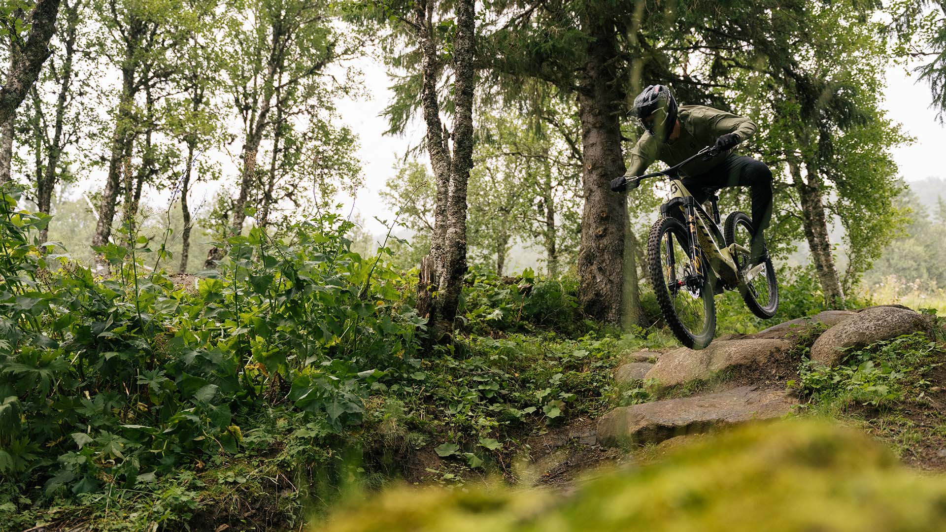 Cyklist i Åre Bike Park hoppar över stenar.