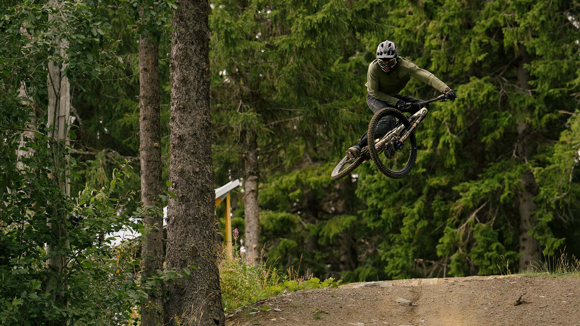 Cyklist gör stort hopp i Åre Bike Park.