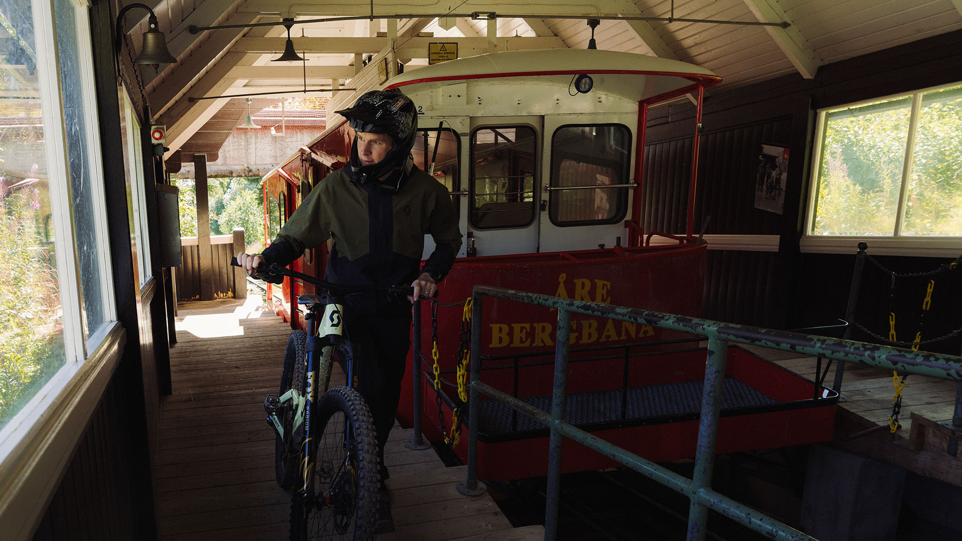 Cyklist går med sin cykel vid sidan av Åre Bergbana.