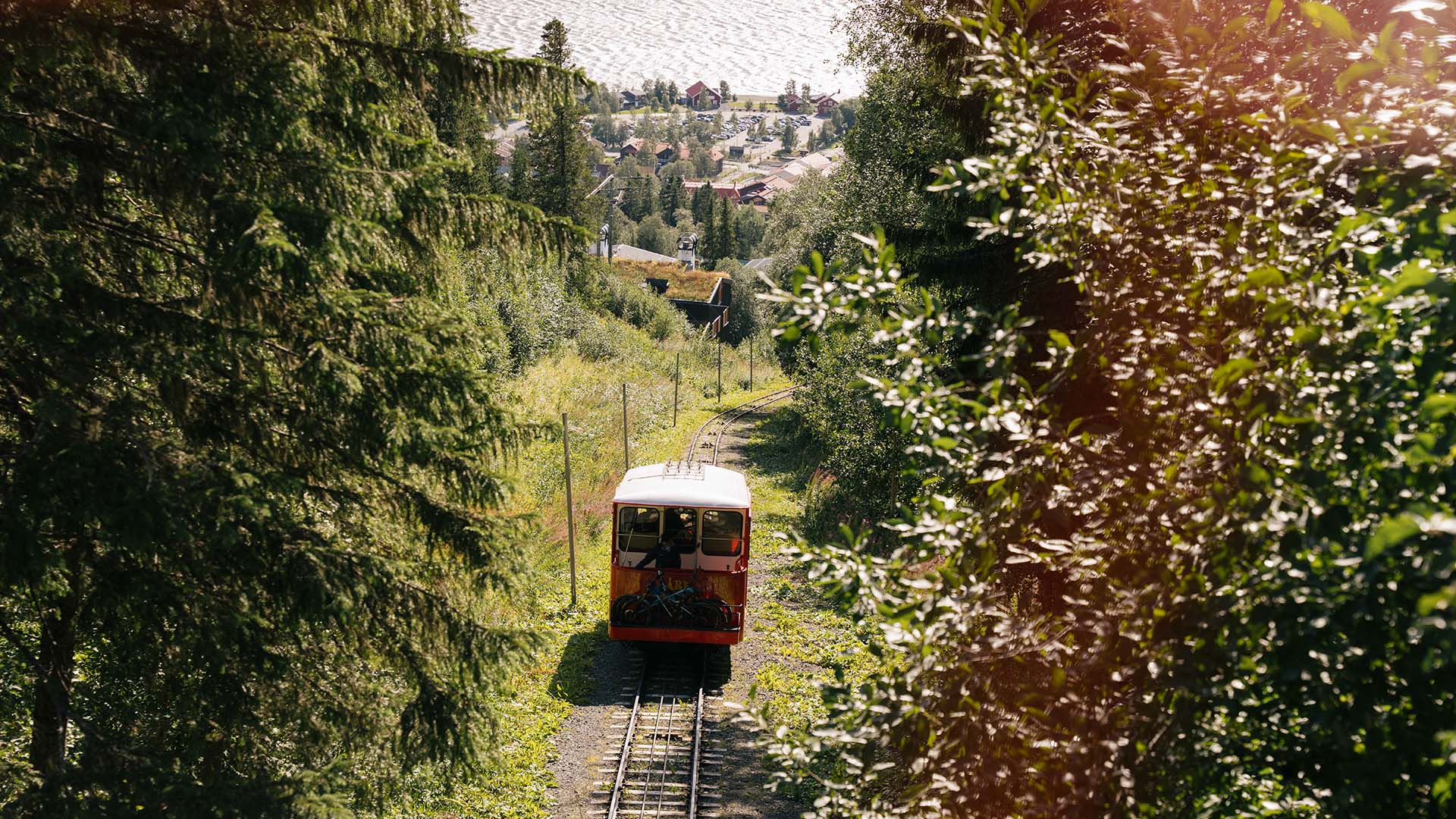 Åre Bergbana tar sig upp från byn mot Fjällgården en solig sommardag.