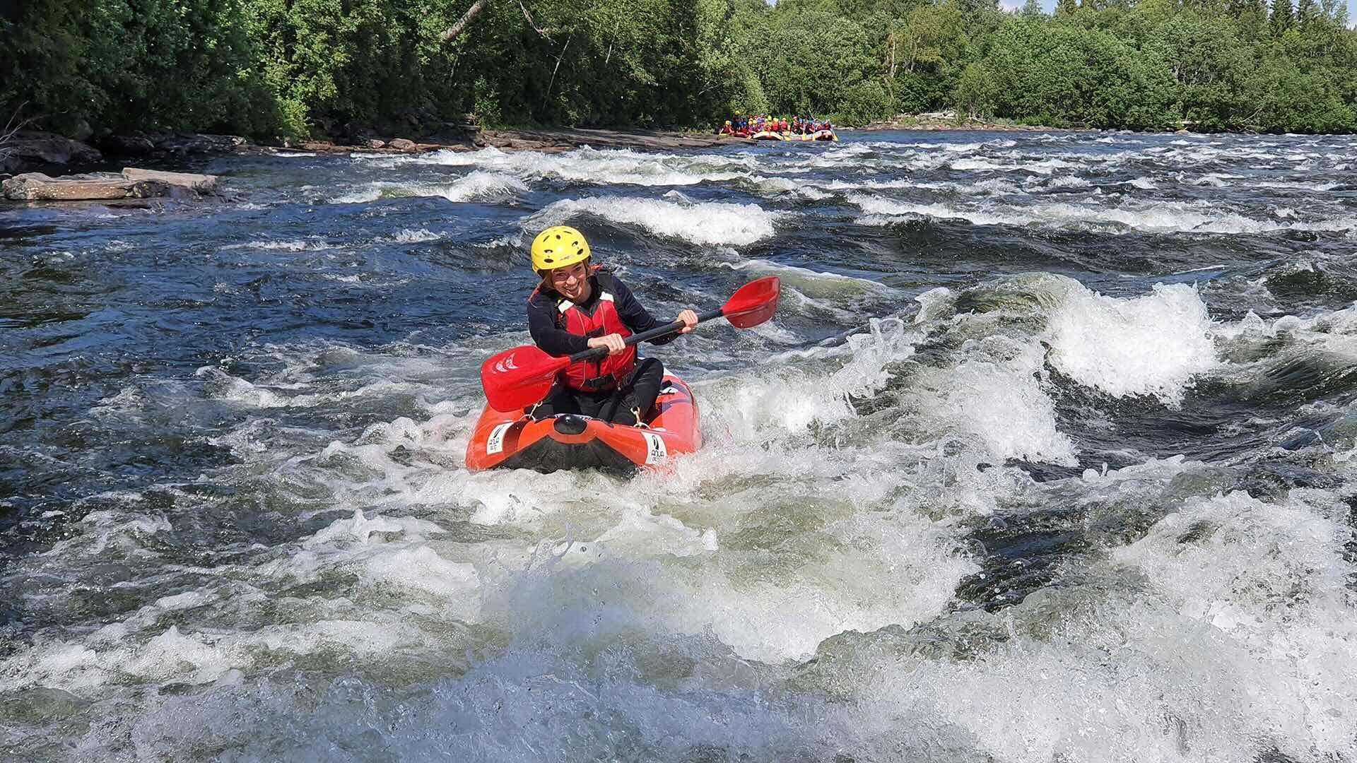 Person som paddlar forskajak i Åre