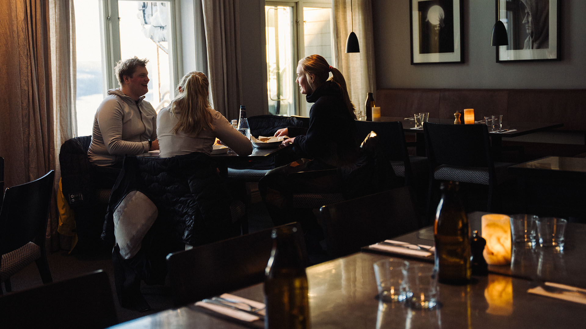 Tre vänner äter lunch på Hotell Fjällgården.