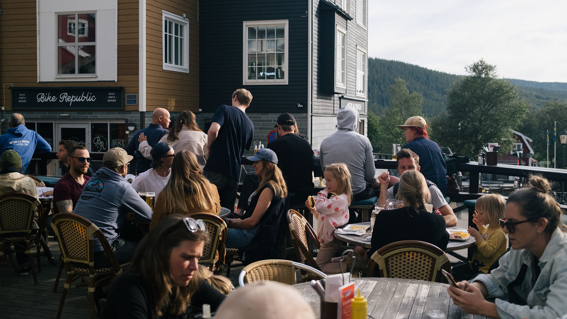 Samling människor på Brokens uteservering.