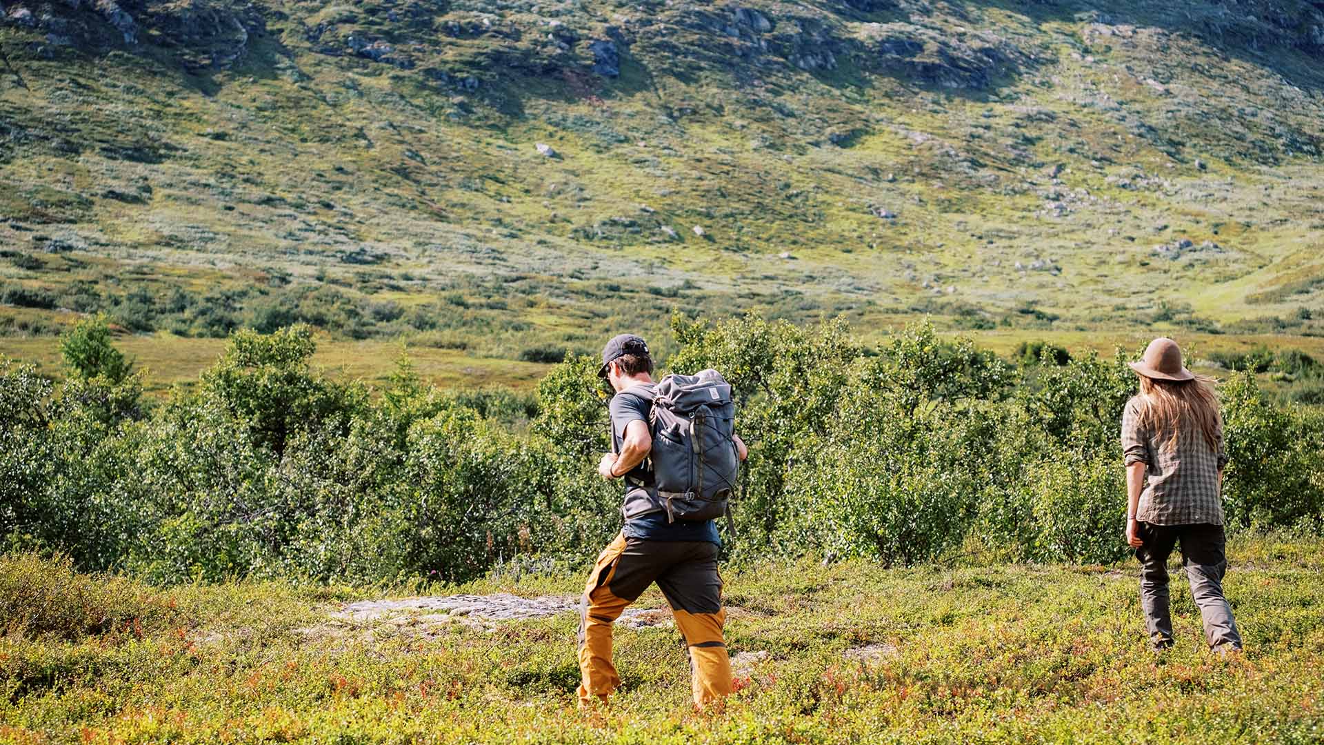 Par vandrar oledat på fjället.