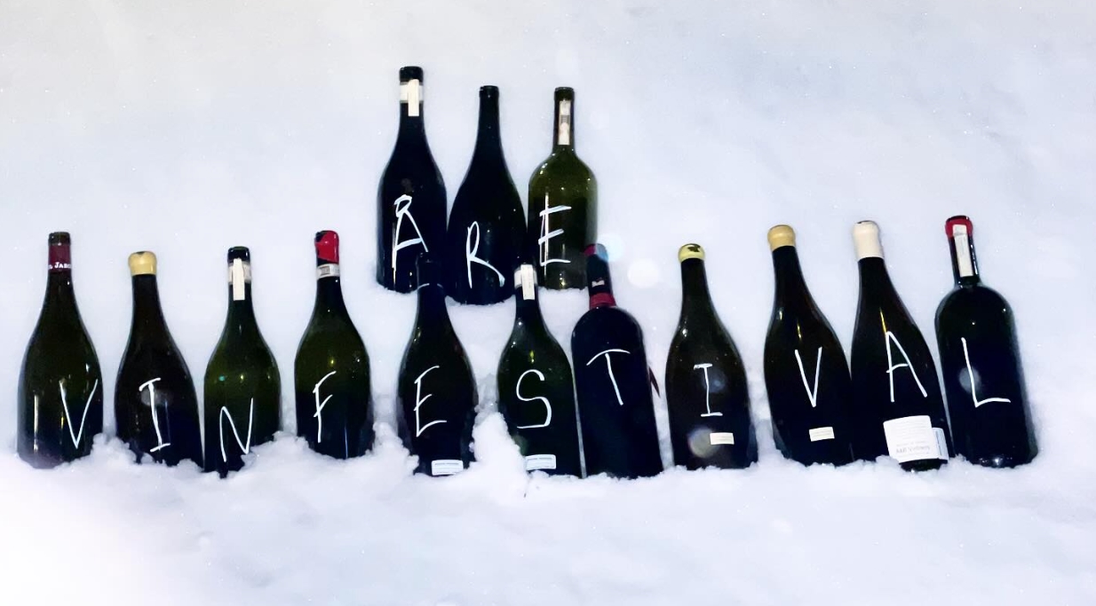 Massa vinflaskor i snö med texten Åre Vinfestival