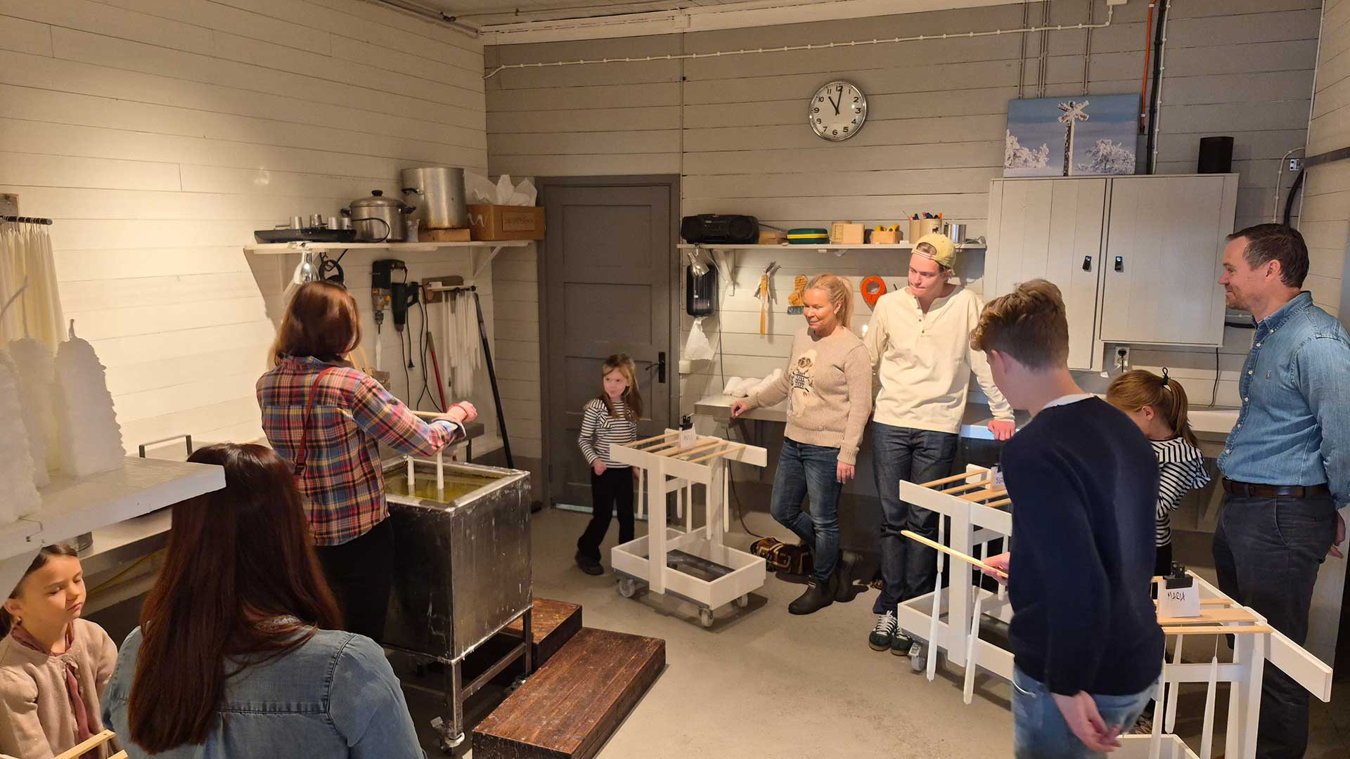 En grupp människor stöper ljus