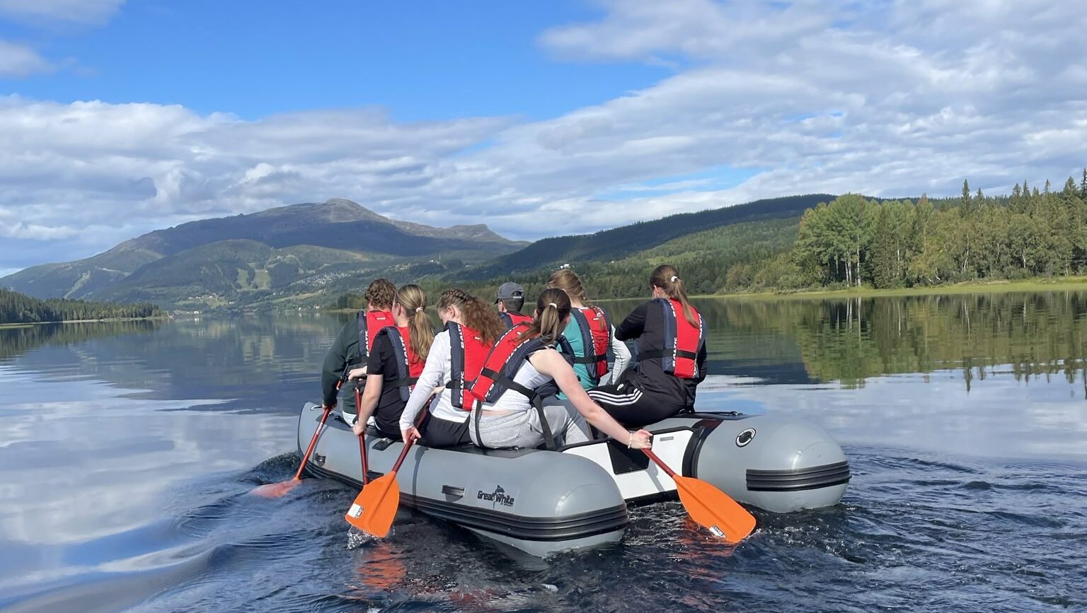 A group of people flatwater paddling on Lake Åre