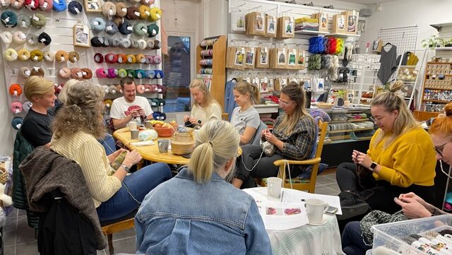 En grupp människor stickar på Kaki i Åre