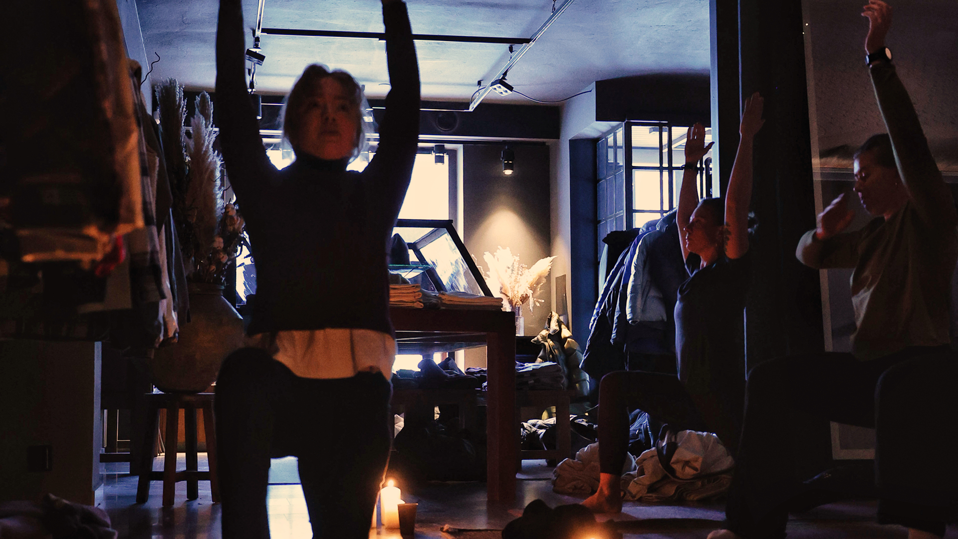 Personer som gör yoga