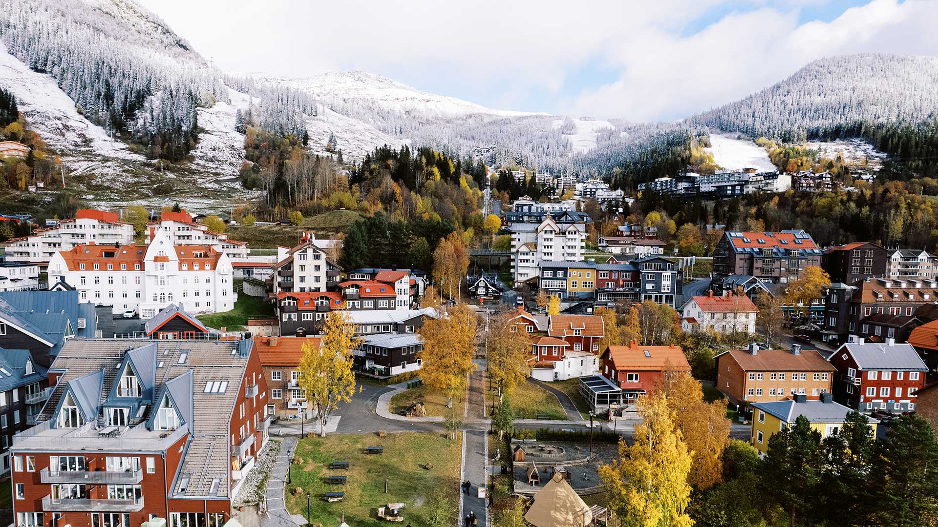 Bild över Åre by, höst i byn, snö på toppen