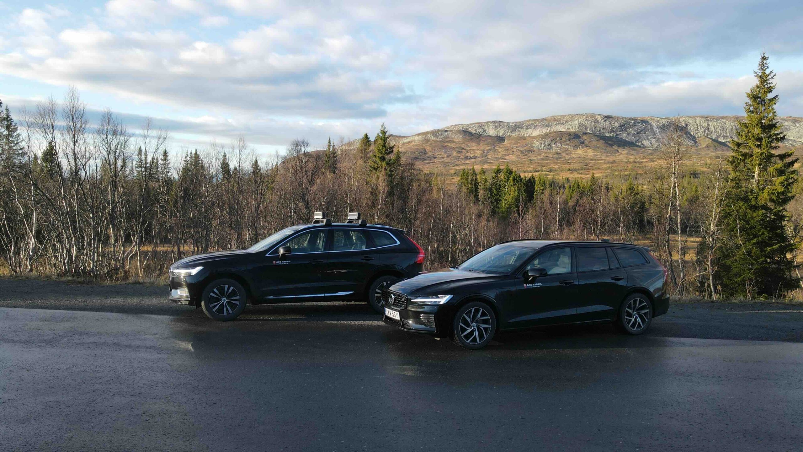 Två bilar från Åre hyrbil uppställda med fjällen i bakgrunden